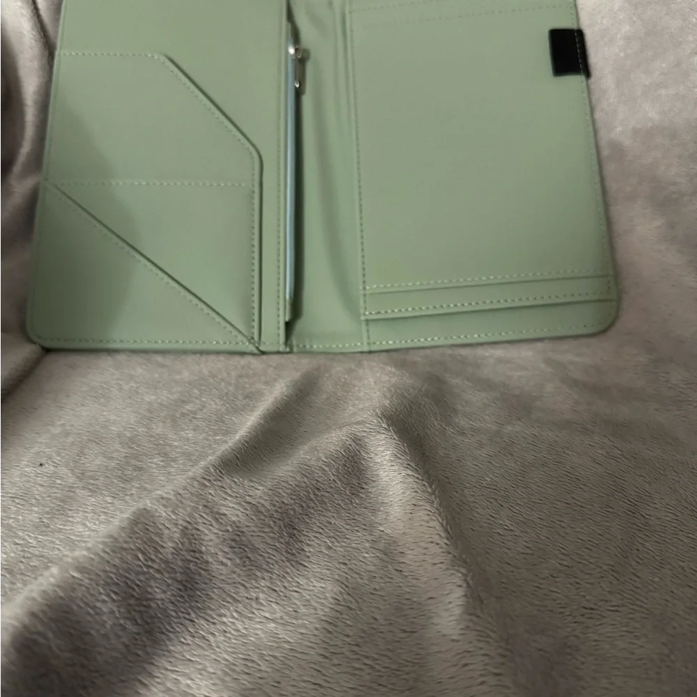 Cobak Sage Green Compact Leather Organizer With Pockets And Zip Money Pocket - Picture 2 of 8